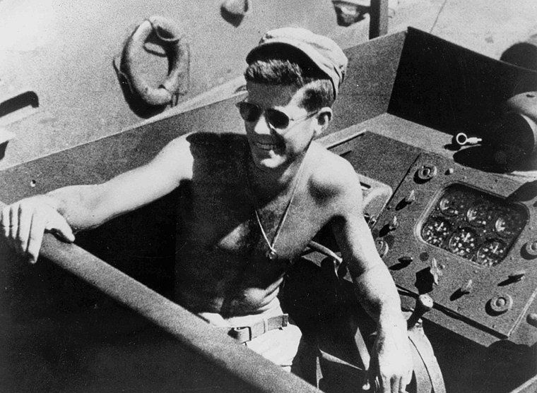John F. Kennedy, ohne Hemd und mit Sonnenbrille an der Spitze von PT-109.