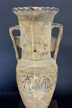Protoattic loutrophoros, Analatos Painter (?) c. 680. gads p.m.ē. Luvrā.