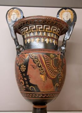 Apūlijas sarkanfigūra Volūta Krāters, ap c. 330-320 p.m.ē. Britu muzejā.