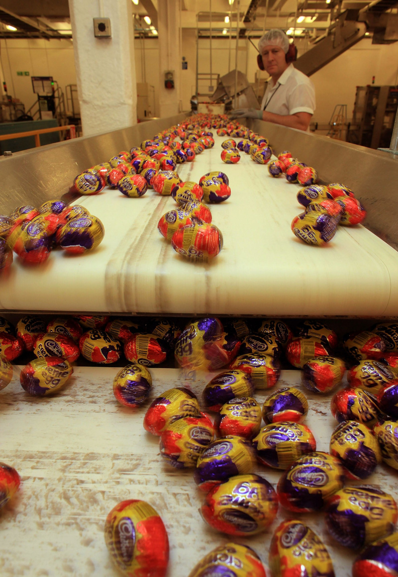 Produzione di cioccolato pasquale a Cadbury