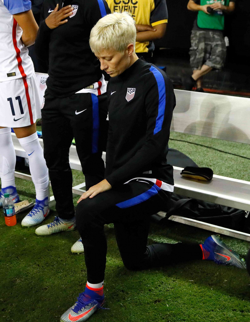 Foto von Frauenfußballstar Megan Rapinoe, die während der Nationalhymne kniet