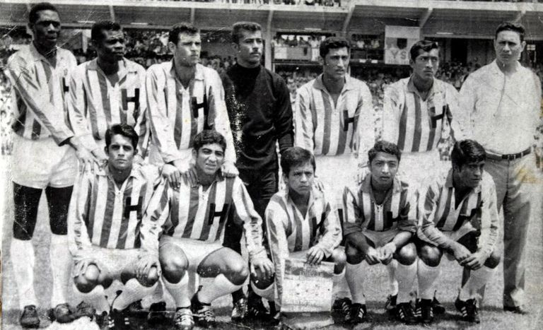 Czarno-białe zdjęcie reprezentacji Hondurasu na mundialu w 1970 roku.
