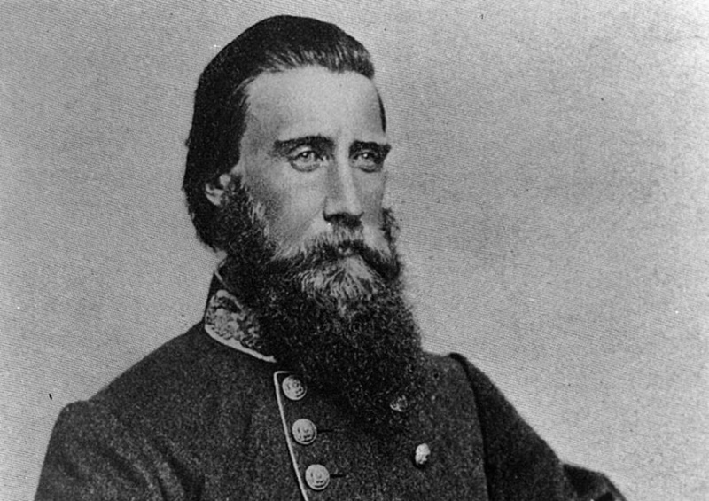 Džons Bels Huds Konfederācijas armijas uniformā, sēdus studijas portrets, izskatās pareizi.