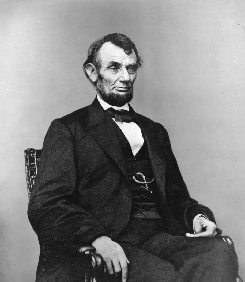 Abraham Lincoln, Retrato de três quartos, Sentado, Virado para a Direita; Cabelo repartido em Lincoln