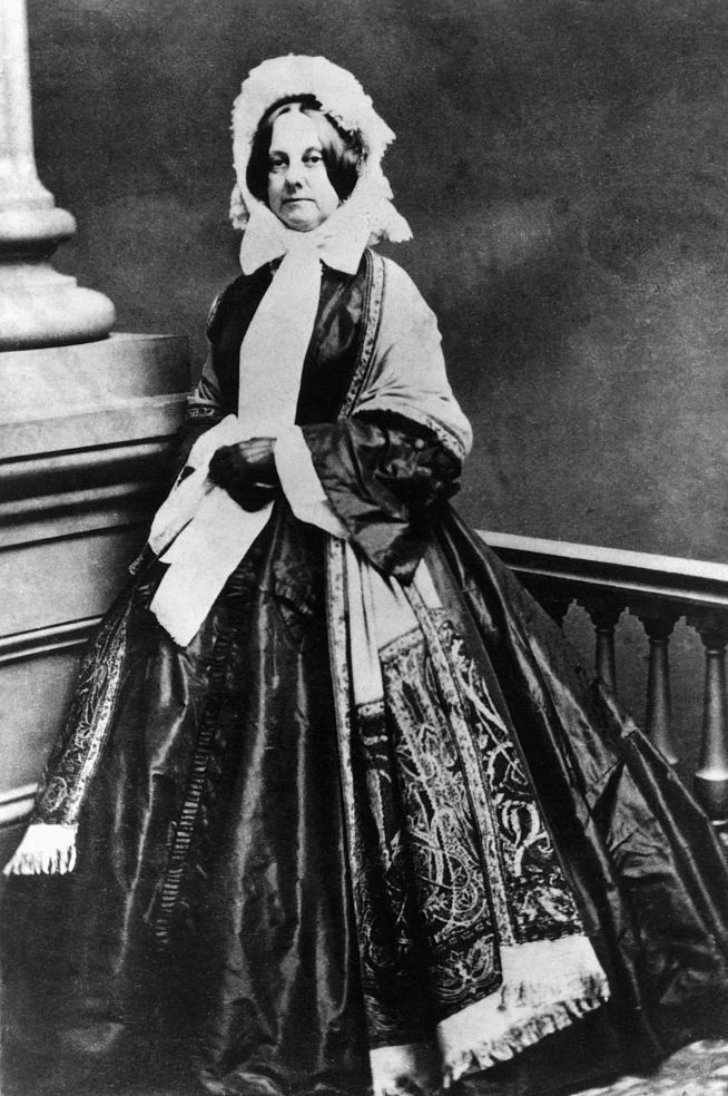 Retrato de Abigail Powers Filmore ao lado do pilar.