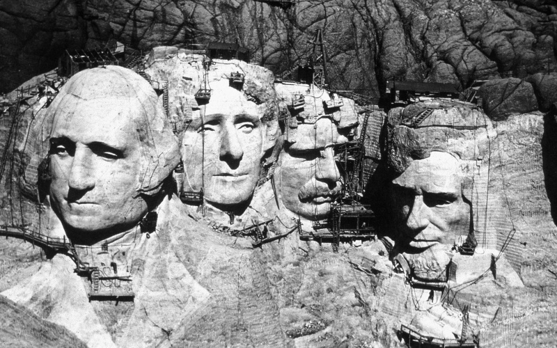 Mount Rushmore w budowie.