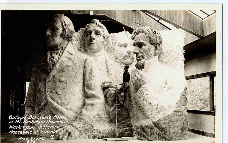 Model w skali Mount Rushmore