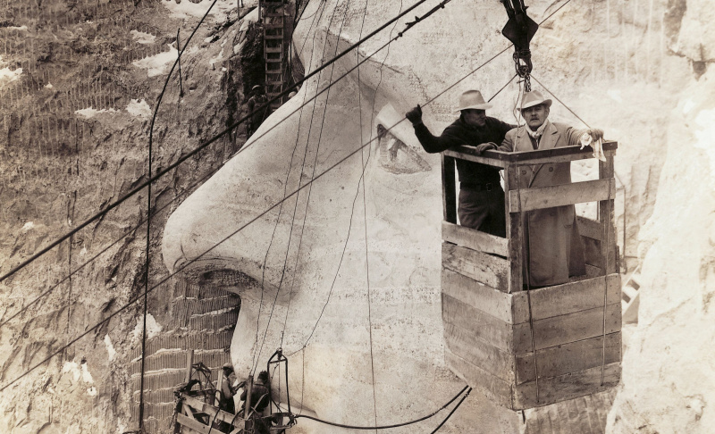 Gutzon Borglum nadzorujący budowę Mount Rushmore