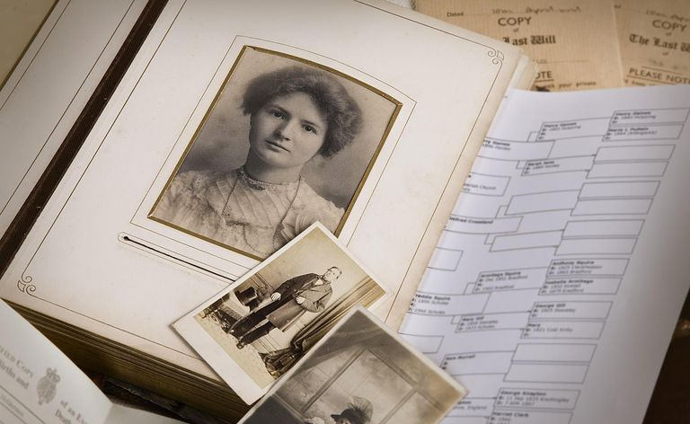 Archiwalny album ze zdjęciami rodzinnymi i dokumenty