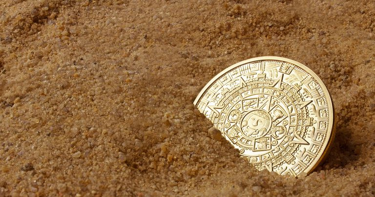 Aztekische Münze im Sand