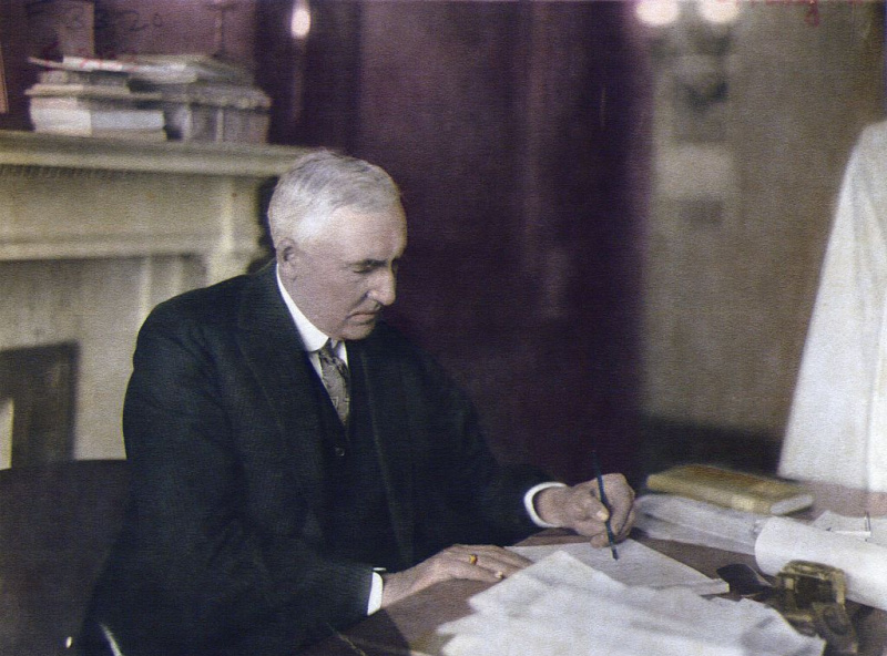 Prezydent Warren G. Harding przy biurku