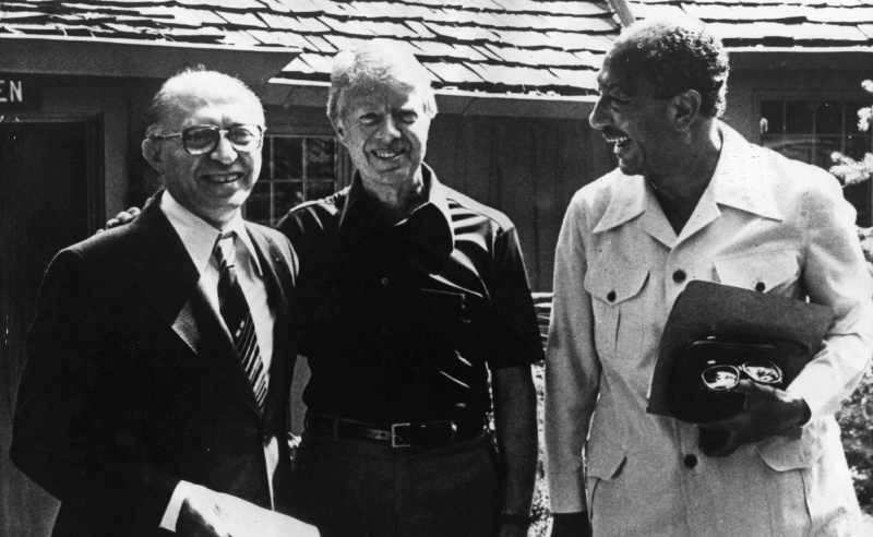 foto de Begin, Carter y Sadat en Camp David