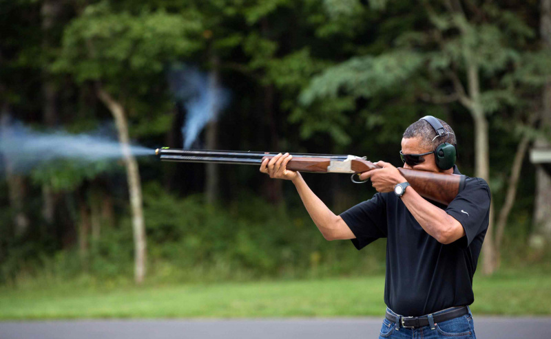foto del presidente Barack Obama disparando una escopeta en Camp David