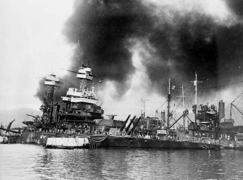 Das Schlachtschiff der US-Marine USS California (BB-44) sinkt, nachdem es in Pearl Harbor torpediert wurde