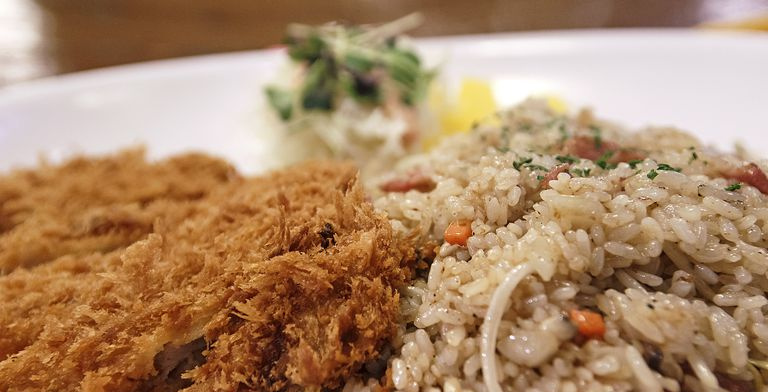 Riz frit et escalope de porc