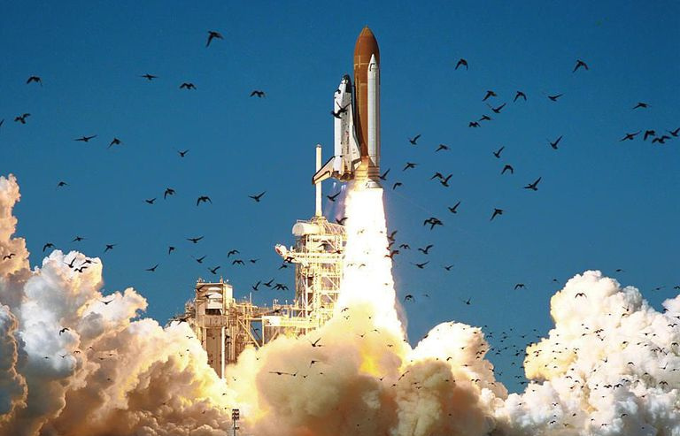 Space Shuttle Challenger løfter av ved Kennedy Space Center.