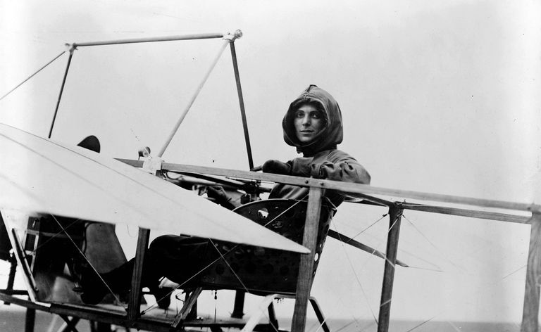 モワサン単葉機に乗るハリエット・クインビー、1911年