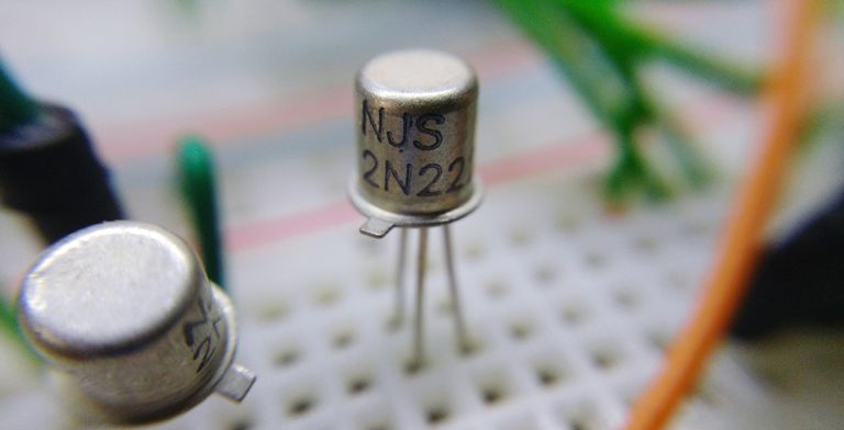 Et nærbilde av en transistor