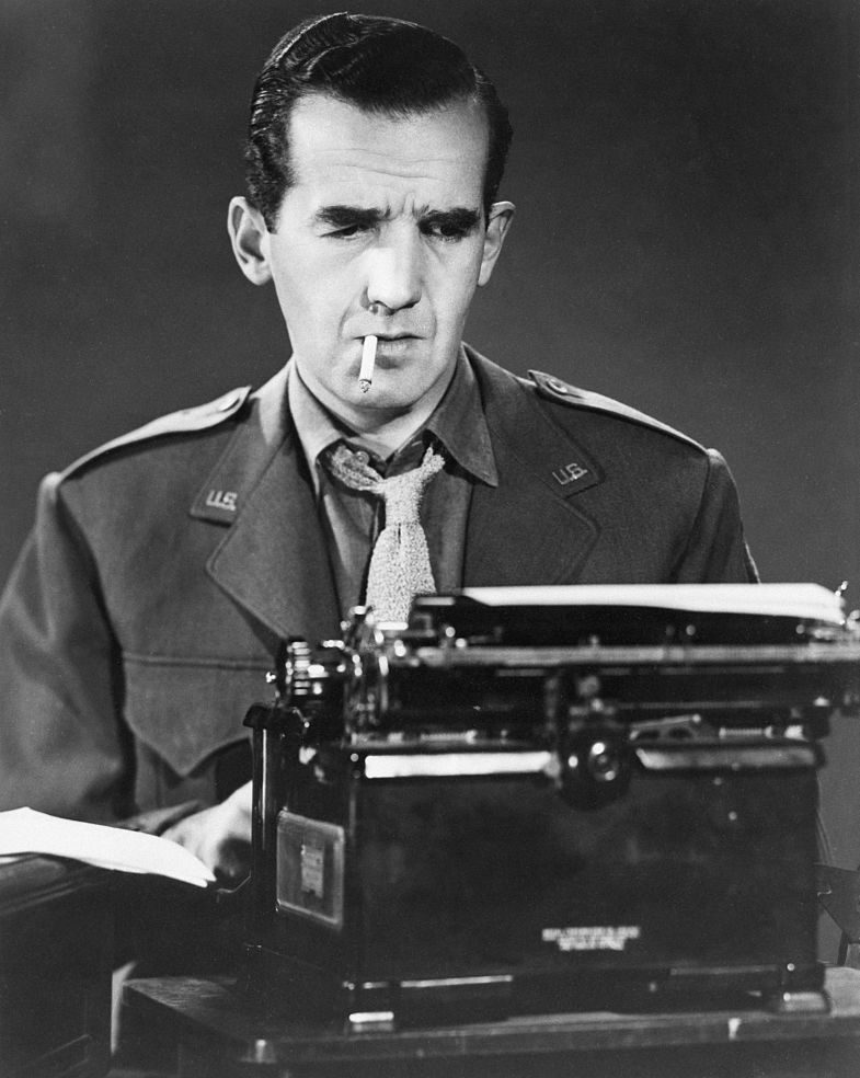 Edward R. Murrow alla macchina da scrivere