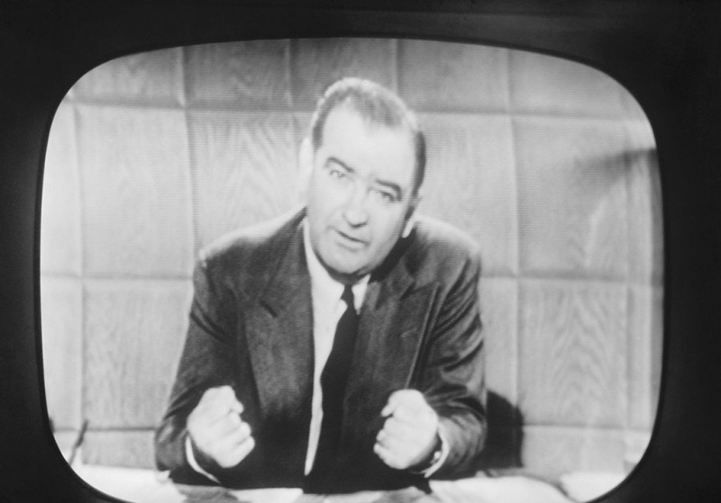 Il senatore Joseph R. McCarthy in televisione