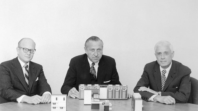 Executivos da IBM com computador modelo de 1971