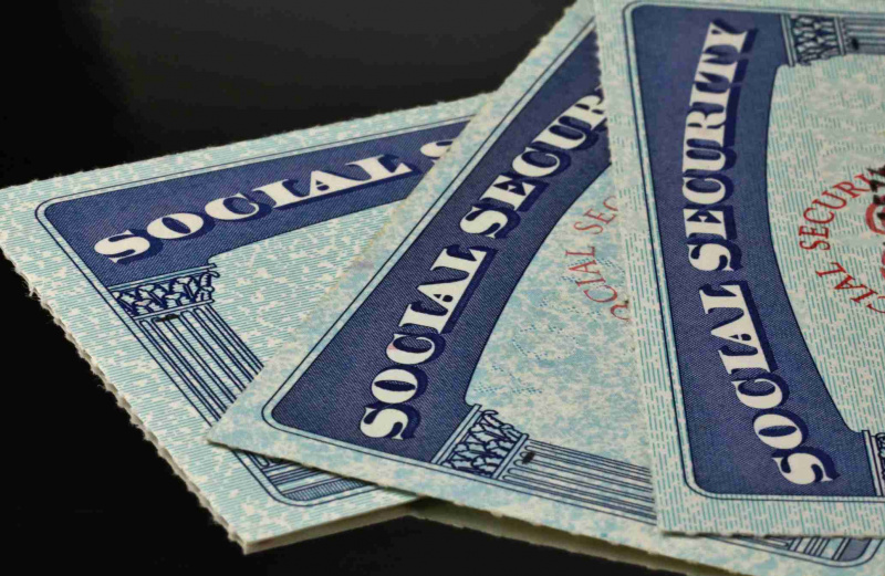 Cartões de segurança social em fundo preto