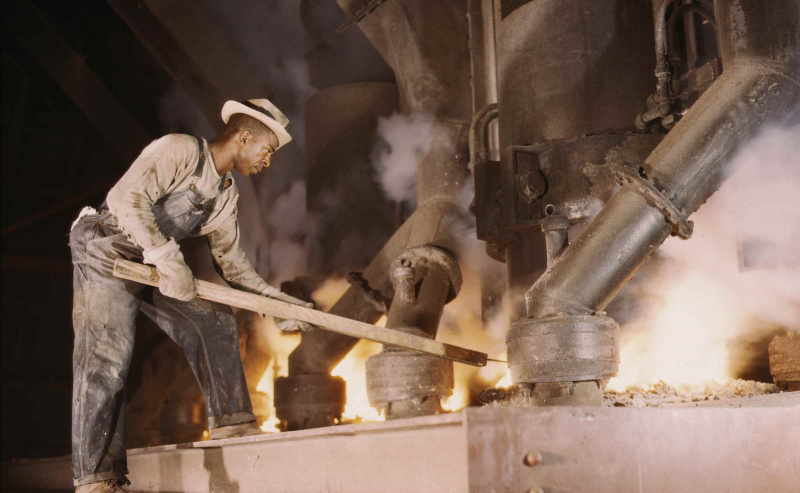 Homem trabalhando em um forno de fundição
