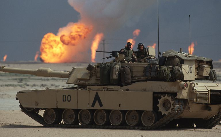 Tanque e poços de petróleo em chamas