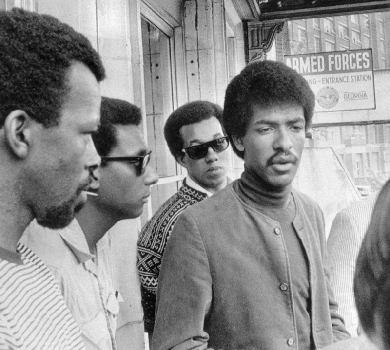 Cleveland Sellers, główna pomoc dla adwokata Black Power Stokely Carmichael (stojąc za Sellers) w Studenckim Komitecie Koordynacyjnym bez przemocy, oskarżony przez policję o podżeganie do masakry w Orangeburgu.