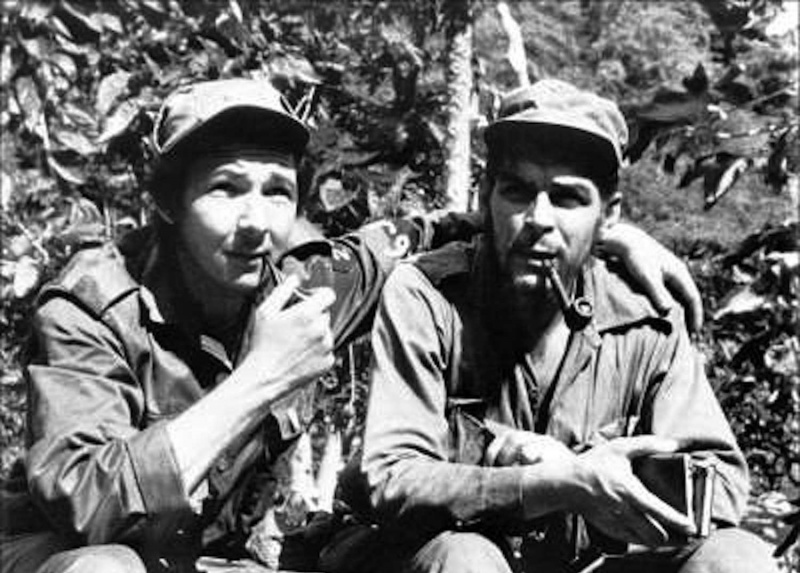 Raúl Castro (til venstre), med armen rundt nestkommanderende, Ernesto
