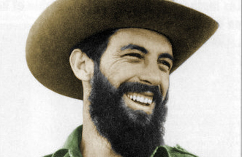 Camilo Cienfuegos fargelagt bilde.