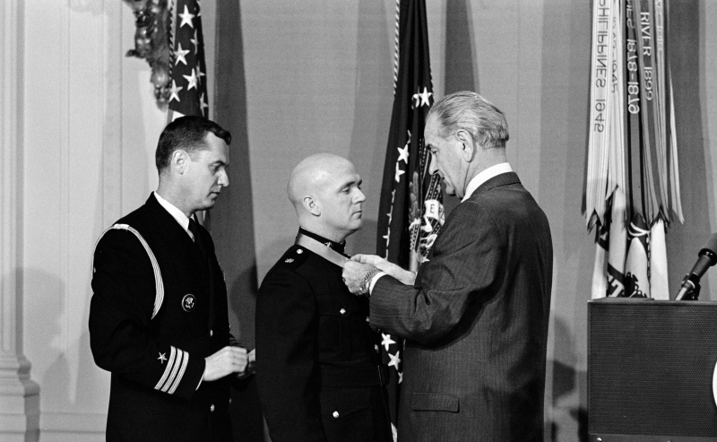 LBJ confiere la Medalla de Honor a un marine estadounidense.