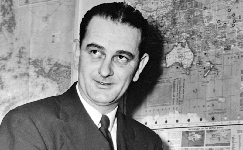 El joven capitán de corbeta Lyndon Johnson, miembro de la Cámara de Representantes, con su atuendo naval.