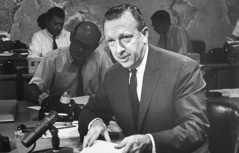 Walter Cronkite w biurze kotwicy CBS News