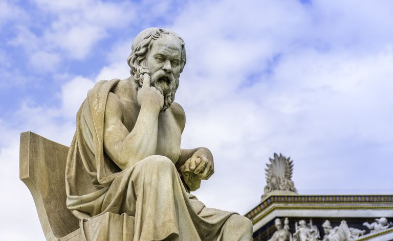 statua di Socrate seduto e pensieroso