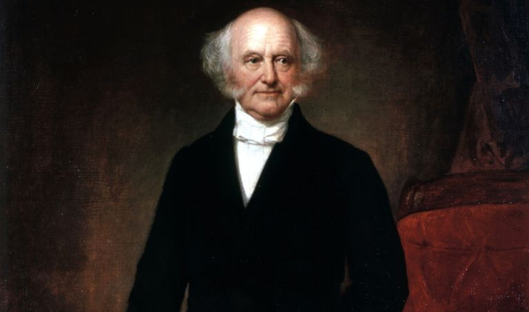 Portrait en couleur de Martin Van Buren debout devant une chaise rouge.