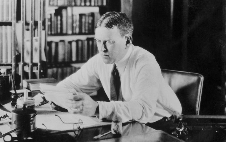 Foto von H.L. Mencken an seinem Schreibtisch