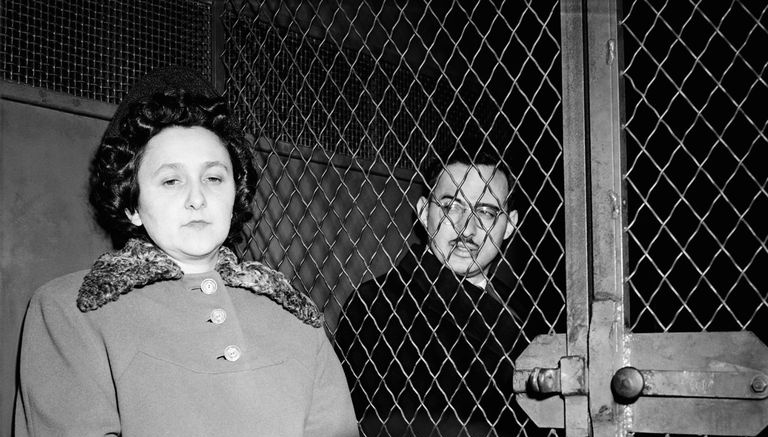 Fotografia di notizie di Ethel e Julius Rosenberg nel furgone della polizia.