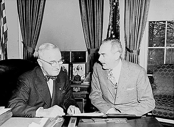 Prezydent Truman i sekretarz stanu Dean Acheson ustawili Stany Zjednoczone na kursie zimnej wojny, który rozpoczął się od sformułowania doktryny Trumana w 1947 roku i nie