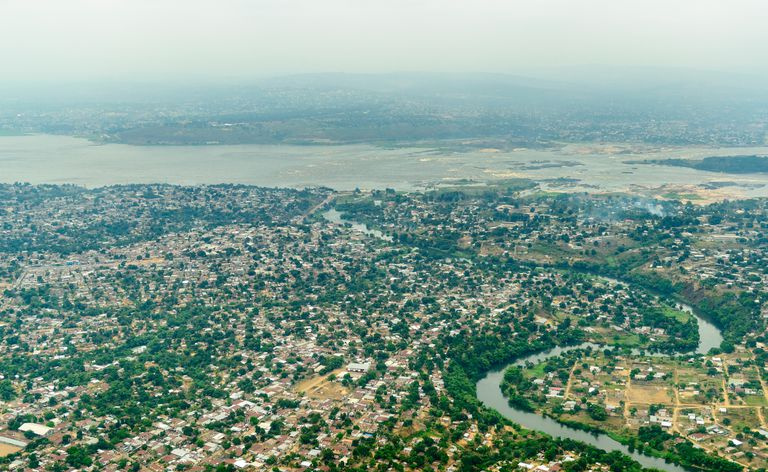 Vista aérea de Brazzaville, Kinshasa e o rio Congo