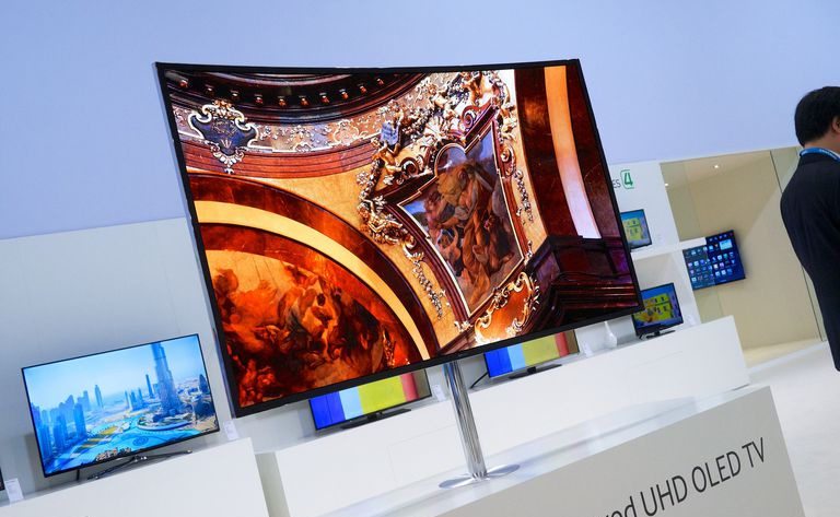 Ein gebogener ultrahochauflösender OLED-Fernseher von Samsung wird ausgestellt