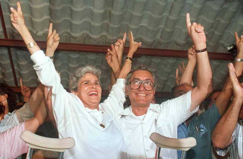 ヴィオレッタ・チャモロが大統領選挙に勝利、1990 年