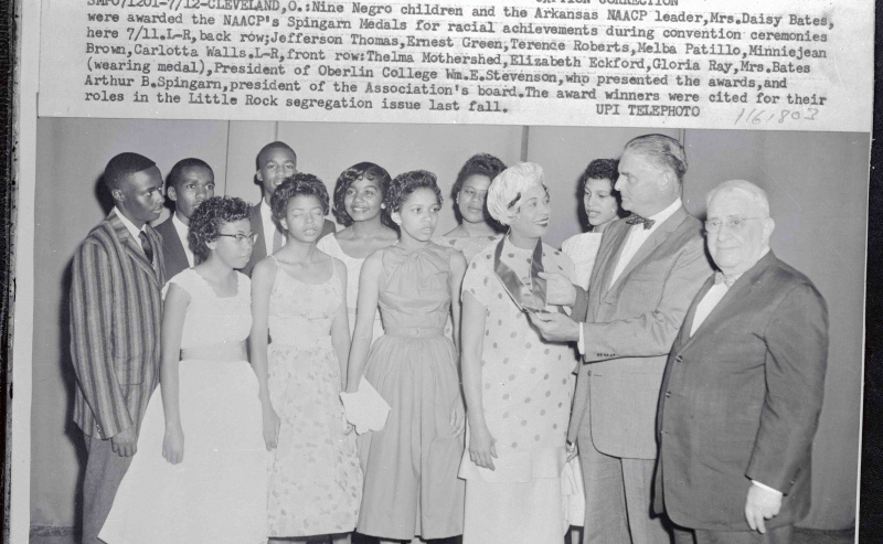 Article de journal montrant Daisy Bates et Little Rock Nine récompensés par la NAACP