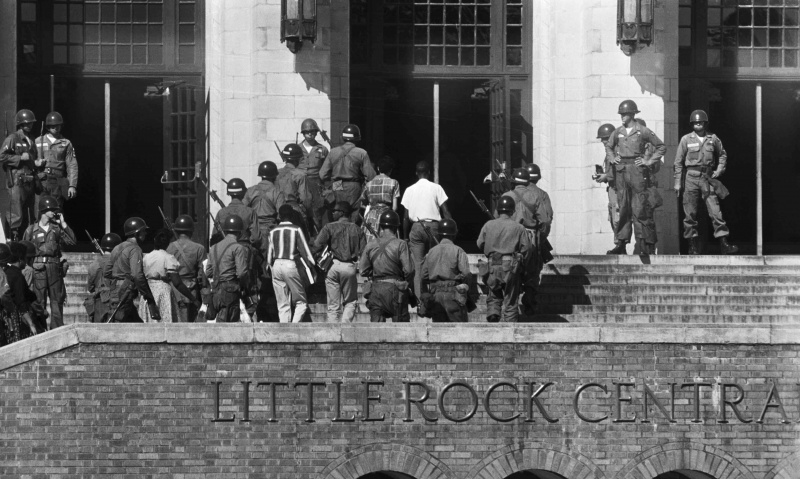 Des étudiants afro-américains protégés par des soldats américains à leur entrée au lycée Little Rock Central