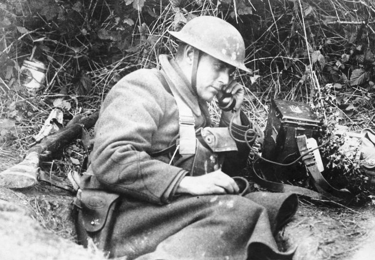 Soldat i revehull holder radiotelefonmottaker