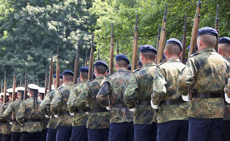 Żołnierze trzymający karabiny