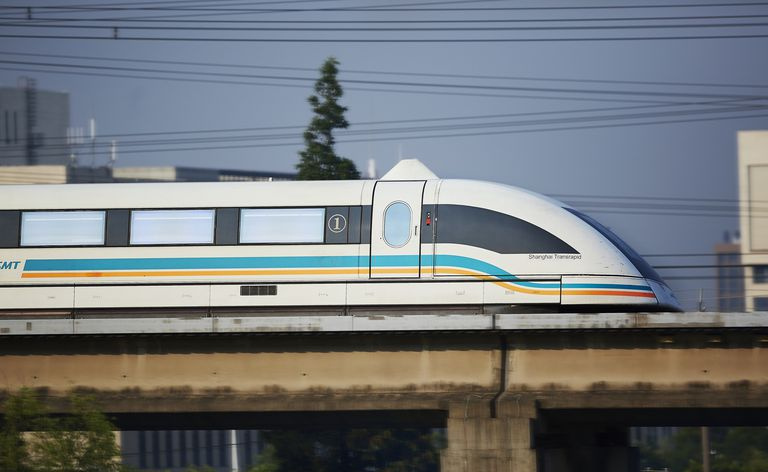 Un Shanghai Maglev viajando a través de un barrio de Pudong a alta velocidad