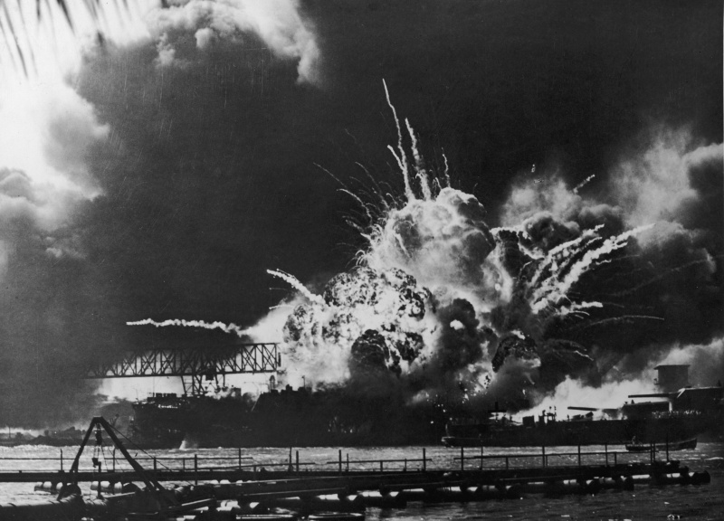 Ein Blick auf die Explosion der USS Shaw auf dem US-Marinestützpunkt, Pearl Harbor, Hawaii,
