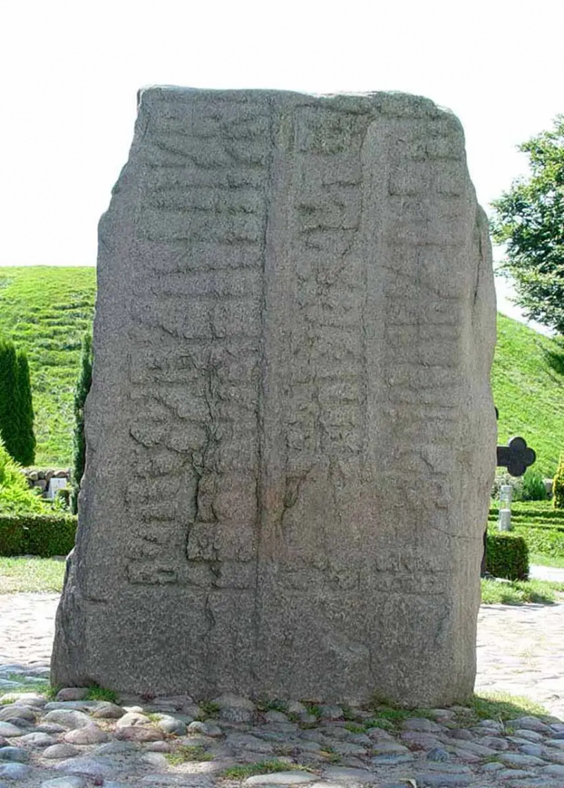piemineklis karaliene tira vikingu rūnas