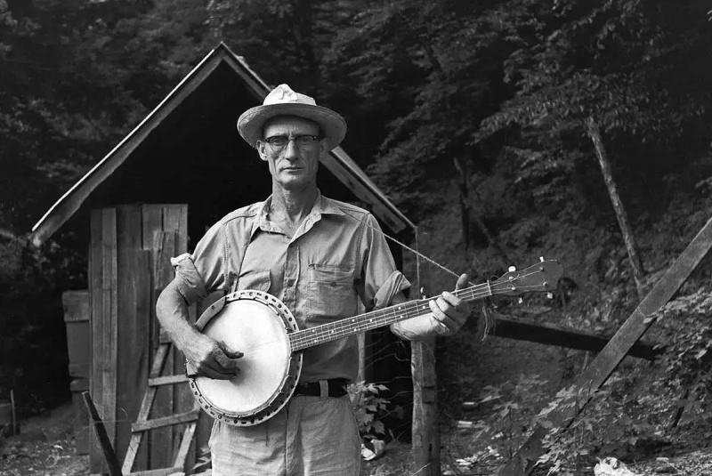 hráč na banjo roscoe holcomb